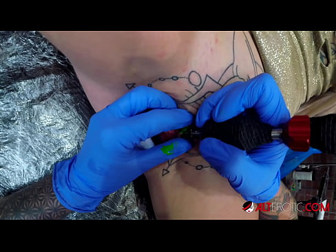 ❤️ Extremadamente tatuado hottie Sully Savage consiguió un tatuaje en su clítoris ❌ Putas en es.91sesex101.top ❌️